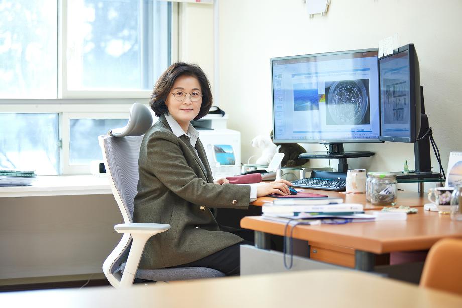 미세 플라스틱으로부터 바다를 지키는 과학자 이미지